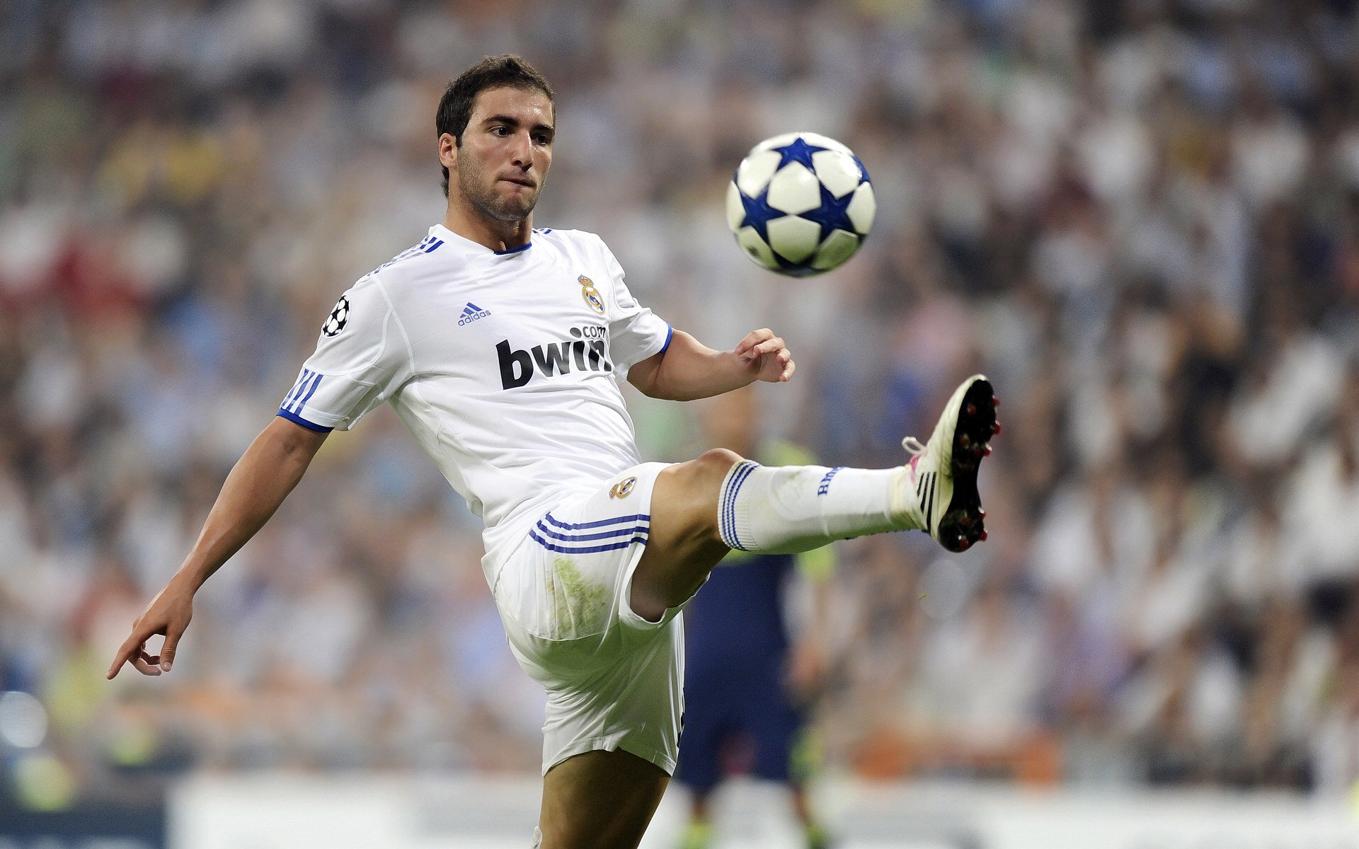 领先优势明显引发热议！，内马尔在瑞士队比赛中出色发挥赛场气氛高涨